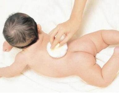 孩子长痱子用爽身粉后越发严重·竟是
