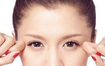 眼睛附近的黄色肿块