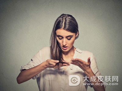 头发掉的厉害是什么原因 女性总是掉头发怎么回事
