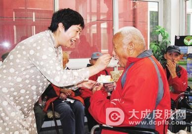济南市皮肤病防治院重阳节为麻风休员过集体生日