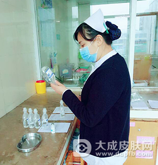 南昌女护士邓晶夺刀救患者 用行动为医患关系开出最美药方