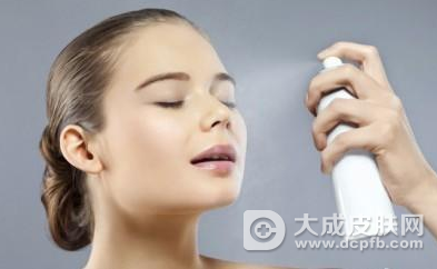 冬季皮肤干燥怎么办 补水喷雾要用对