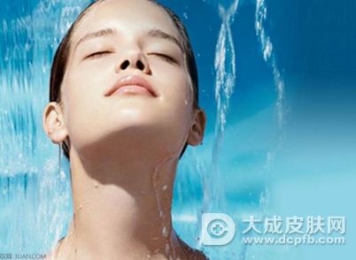 冬日皮肤干燥如何应对 根据自身需要正确补水