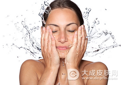 过度清洁角质层会导致皮肤干燥 易患湿疹