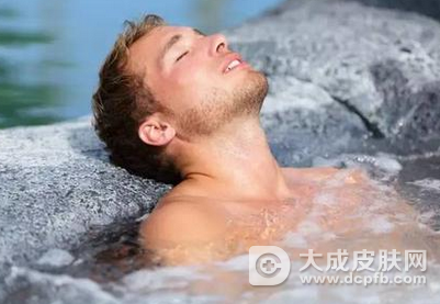 医生提醒皮肤敏感人群尽量不要泡温泉