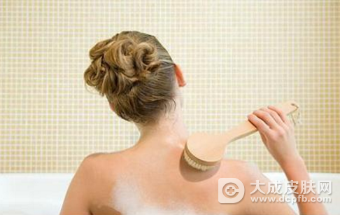 女子因搓澡太用力,全身竟长满瘊子