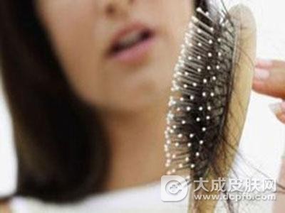 每天脱发一百根以上,小心变斑秃