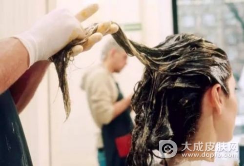 女子过敏体质染发后头部竟然红肿