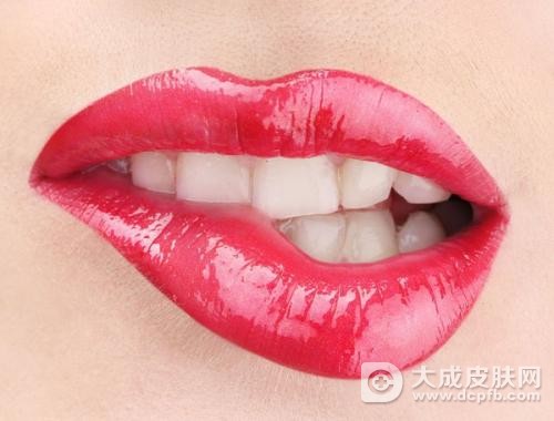 嘴唇干裂小心是唇炎